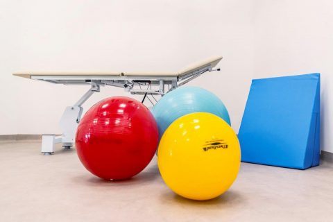 trzy kolorowe piłki do ćwiczeń