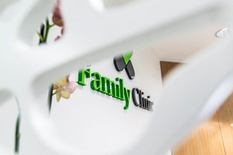 logo Family Clinic na ścianie