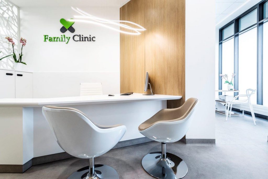 miejsce dla pacjentów przy recepcji Family Clinic