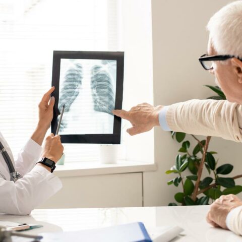 lekarz z pacjentem omawiają wyniki po Badaniu spirometrycznym